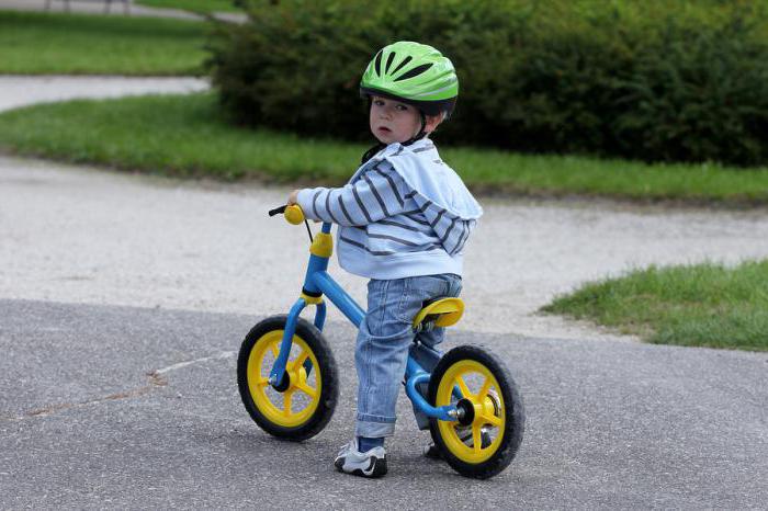 دراجة الأطفال مع مقبض من 1 سنة إلى 3 سنوات: الوصف، استعراض