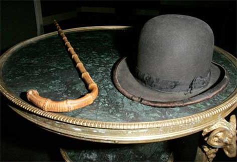 ما هو اسم قبعة شارلي شابلن وما هو تاريخها؟