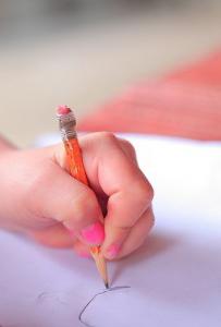 كيفية تعلم كتابة رسائل جميلة: أسرار الحصول على الكتابة اليدوية الخطية