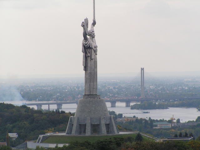 نصب "الوطن" - "بطاقة زيارة" كييف